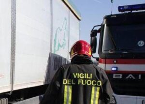 Salerno, tir perde carico di ecoballe. Investiti ciclisti: un morto