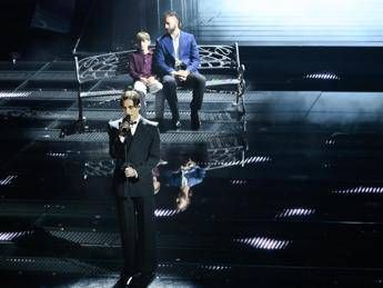Sanremo 2025, Damiano David canta ‘Felicità’: l’omaggio a Lucio Dalla insieme a Borghi