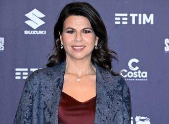 Sanremo 2025, Geppi Cucciari: “Un bacio alla Meloni? Lo mando col braccio di Elodie”