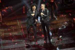 Sanremo 2025, Kekko bacia Renga dopo l’esibizione: “Quanti punti sono?”