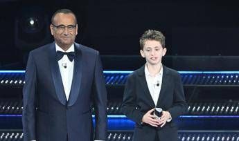 Sanremo 2025, diretta della terza serata: sul palco il Teatro Patologico e il piccolo esperto del festival