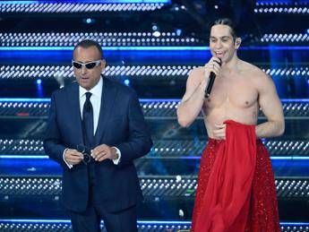 Sanremo 2025, la serata cover sbanca l’Auditel: share più alto della storia al 70,4%