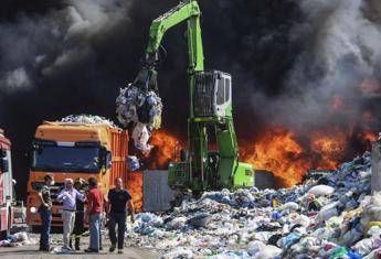 Terra Fuochi, ex ministro Costa: “Riunire cabina di regia e bonificare area”