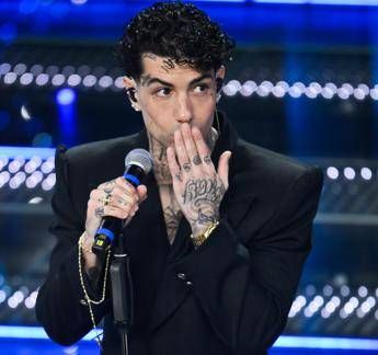 Tony Effe, finale a Sanremo 2025 con il rosario d’oro