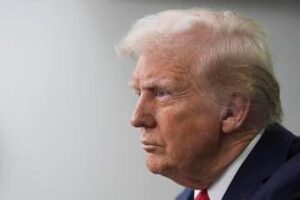 Trump firma ordine: “Stop uomini negli sport femminili, ricordate Imane Khelif?”