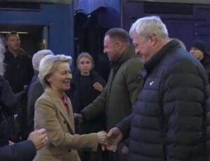 Ucraina, tre anni fa invasa dalla Russia. Von der Leyen a Kiev: “Altri 3,5 miliardi a marzo”
