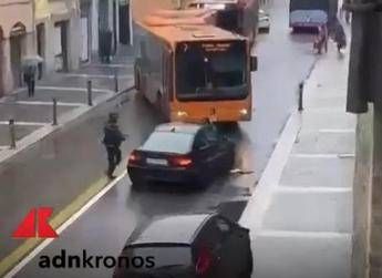 Vigili investiti a Parma, l’autista che ha bloccato col bus l’aggressore: “Era senza scrupoli”
