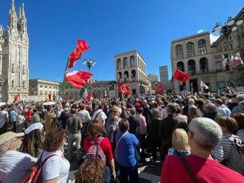 25 aprile, a Milano palestinesi contestano interventi. A Roma bruciate bandiere Nato e Ue