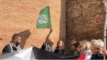 25 aprile, tentano di issare bandiera Hamas a porta San Paolo a Roma