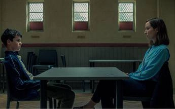 Adolescence, la decisione di Starmer: “Mostrare la serie nelle scuole”