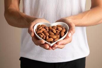Alimenti, nuove evidenze sui benefici delle mandorle nella prevenzione cardiometabolica