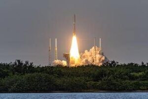 Amazon lancia i primi satelliti Internet per sfidare Starlink di Musk