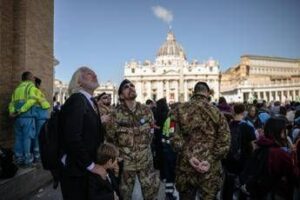 Assange ai funerali di Papa Francesco, fondatore Wikileaks a San Pietro