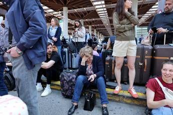 Blackout Spagna, i video del caos: semafori in tilt, treni fermi