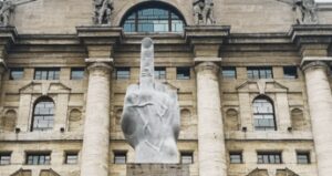 Borsa, Piazza Affari in rosso con i dazi: perché crollano le banche