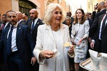 Camilla a Roma si concede un gelato al caramello da Giolitti