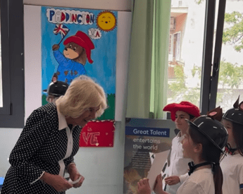 Camilla ‘dona’ Paddington agli studenti di Roma: chi è l’orsetto amato dai bimbi inglesi