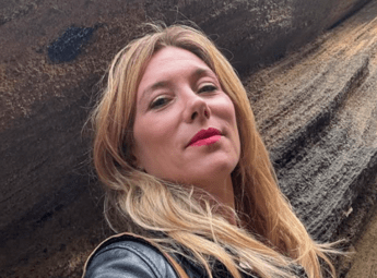 Cammina per strada e un gatto nero le cade in testa: trauma cranico per Zita Fusco (ex Amici)