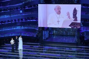 Carlo Conti ricorda Papa Francesco: “Momento unico il suo messaggio a Sanremo 2025”