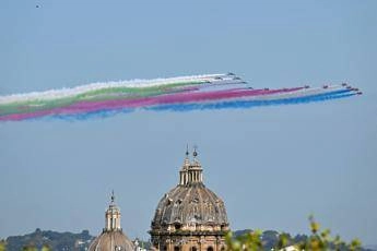 Carlo e Camilla da Mattarella, Frecce Tricolori e Red arrows sorvolano il Quirinale