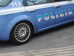 Catanzaro, si rifiuta di unirsi a compagni violenti: minore accoltellato all’uscita di scuola