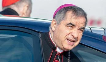 Conclave, il cardinale Becciu verso il passo indietro