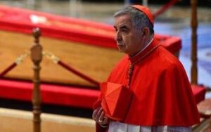 Conclave, il passo indietro di Becciu: “Obbedisco al Papa, non entrerò”
