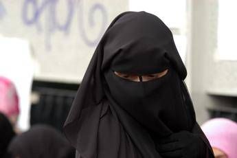 Costretta a portare il velo e picchiata, denunciati madre e nonno di una 14enne
