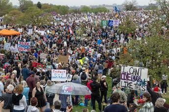 Dazi, proteste anti-Trump in 1200 città Usa: preoccupazione per fondi pensione