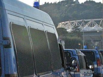 Derby Lazio-Roma, scontri tra tifosi e polizia: lancio di oggetti, cariche e uso di idranti