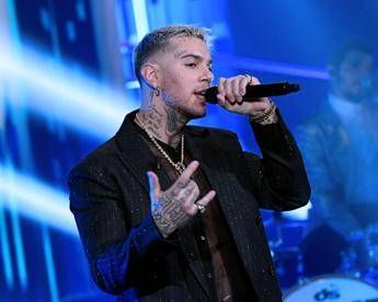 Emis Killa, furioso con i fan: “Andate a rubare, non chiedete soldi a me”