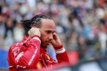 Ferrari, Hamilton furioso a Gedda: non saluta i fan e vola ai box – Video
