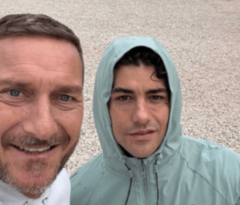 Francesco Totti, la corsetta mattutina al Circo Massimo con… Tony Effe: lo scatto virale