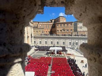 Funerali Papa Francesco, l’omelia: “Si è speso per gli ultimi e per la pace, ora preghi per noi”