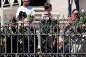 Funerali papa Francesco, il feretro accolto dagli ‘ultimi’: “Ci ha aperto le porte della Chiesa”