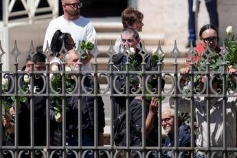 Funerali papa Francesco, il feretro accolto dagli ‘ultimi’: “Ci ha aperto le porte della Chiesa”