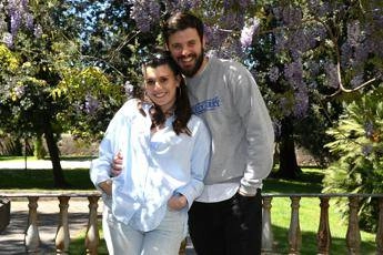 Gaetano Migliaccio, proposta in ginocchio a Giovanna Sannino: gli attori di ‘Mare Fuori’ si sposano