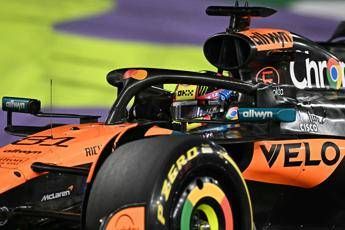 Gp Arabia Saudita, Piastri vince con McLaren e Leclerc terzo: Ferrari sul podio