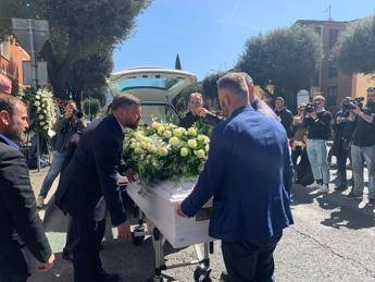 Ilaria Sula, fiori e striscioni a Terni: “Basta violenza sulle donne”. La bara bianca coperta di rose