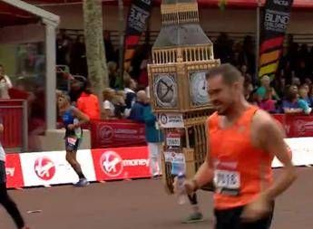 ‘Impresa’ alla maratona di Londra: corre i 42 chilometri vestito da Big Ben – Video