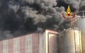 Incendio in industria chimica di Caivano, rischio diossina: scuole chiuse in diversi comuni