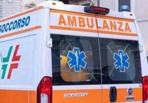 Incidente sul lavoro nel Napoletano, operaio cade durante scarico merce e muore