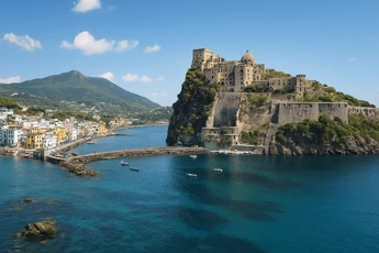 Ischia tra le mete più cercate per l’estate 2025: +30% di interesse secondo i trend del settore
