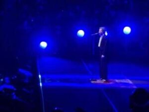 Jovanotti ricorda Papa Francesco nel concerto: “Tutto nasce per fiorire”