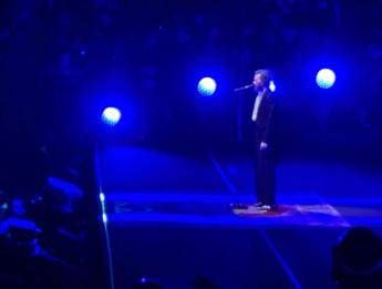 Jovanotti ricorda Papa Francesco nel concerto: “Tutto nasce per fiorire”