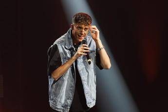 LDA, il racconto choc: “Mi ha insultato e augurato la morte per aver ordinato colazione in camera”