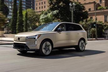 La Volvo EX90 premiata come migliore Luxury Car ai World Car Awards