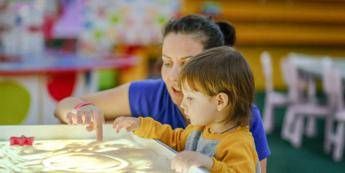 “L’autismo è un modo diverso di vedere il mondo”. La mostra a Villa Alba