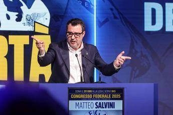 Lega, Salvini acclamato segretario. Ora il Viminale nel mirino: “Sono disponibile”