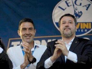 Lega, Salvini consegna a Vannacci la tessera del partito